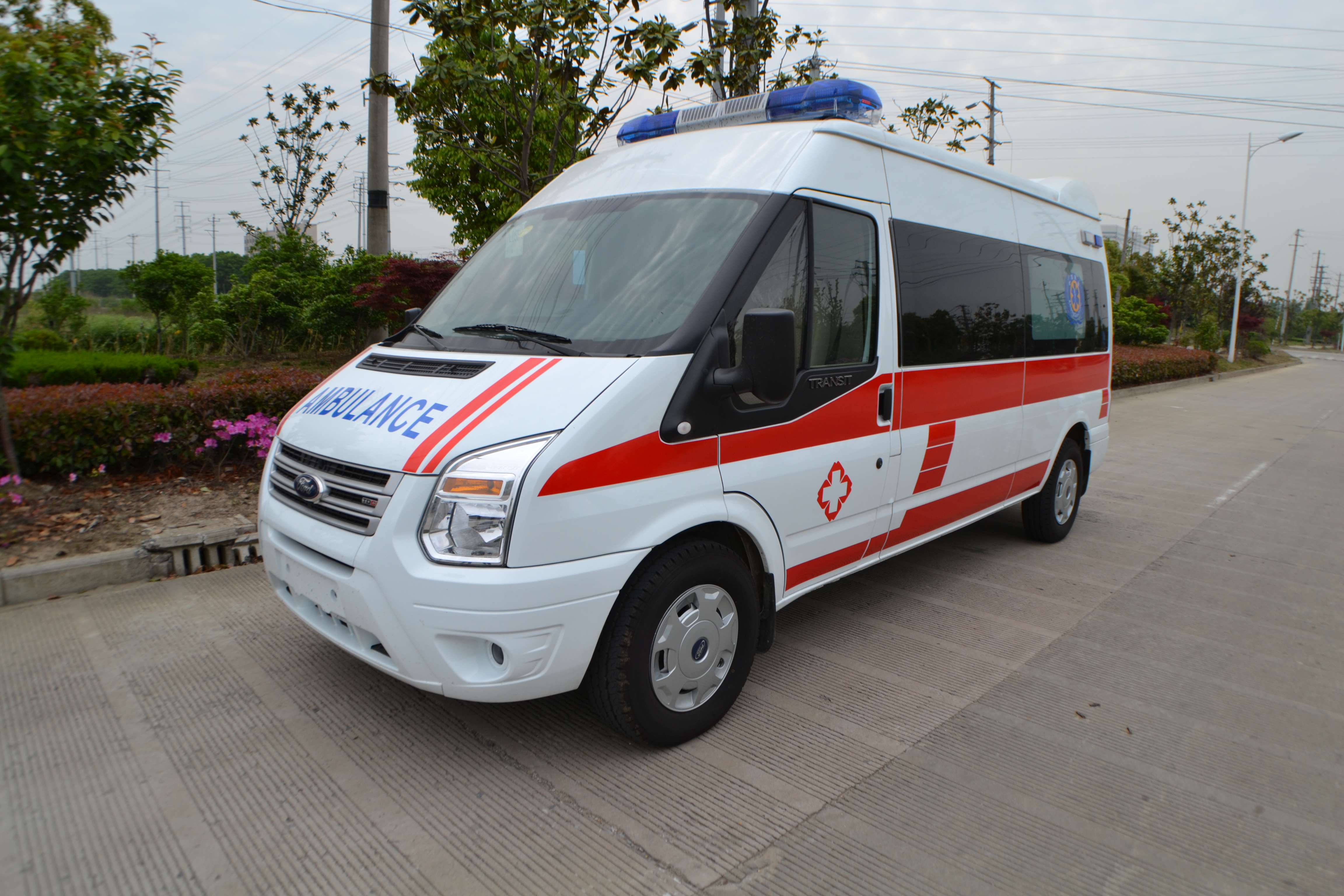 福特新世代全顺中顶监护型救护车